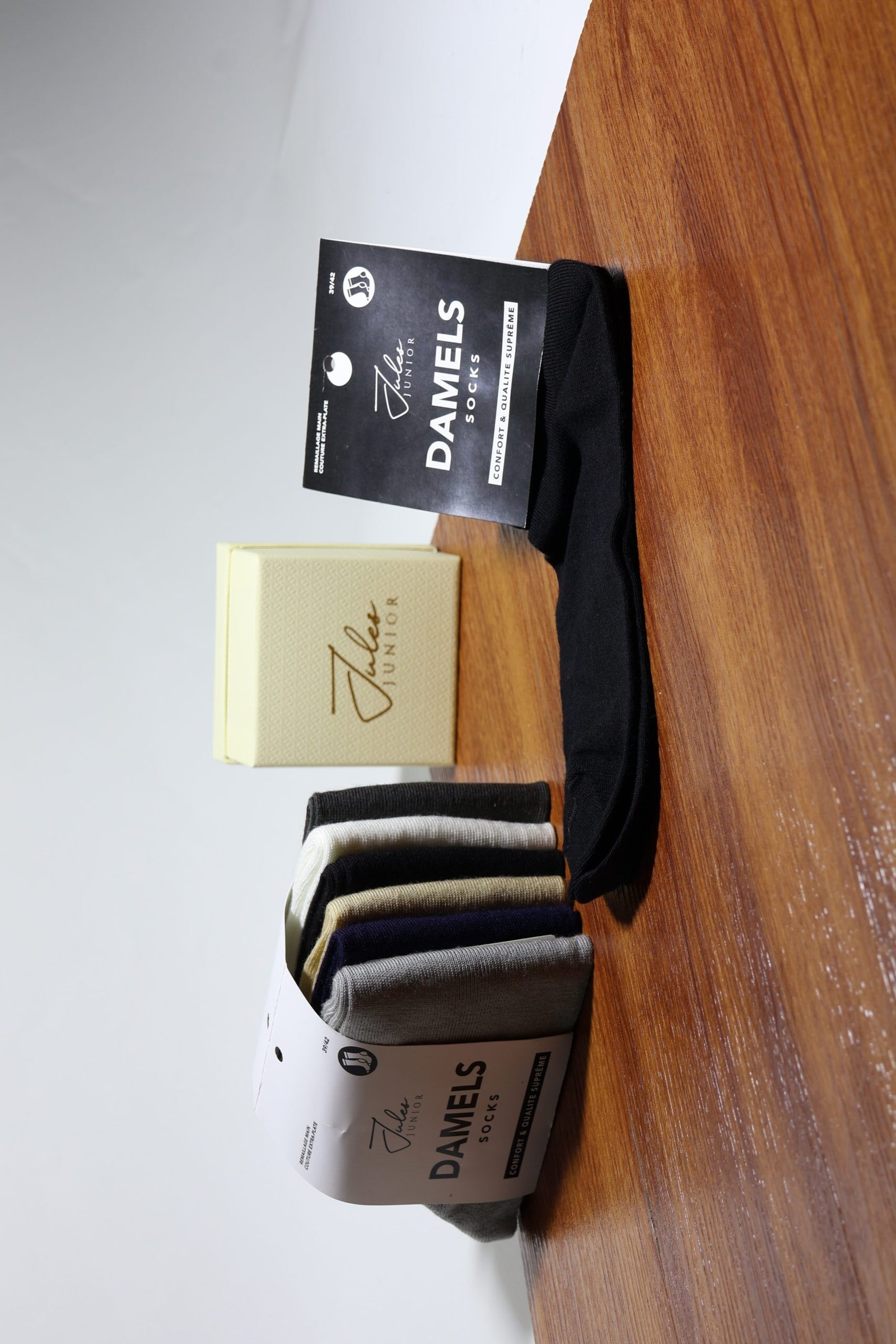 Porduct Category Chaussettes & cravates